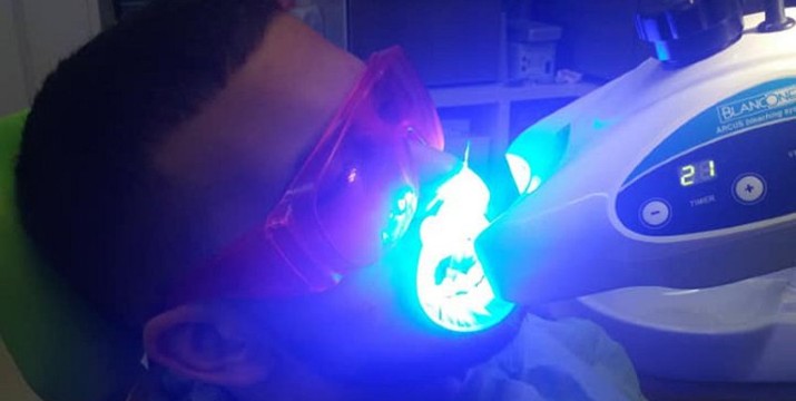 Από 17,90€ για Kαθαρισμό Δοντιών, Σφράγισμα ή Λεύκανση BlancOne, στο Smile Dental στο Παγκράτι πλησίον Σταθμού Μετρό Ευαγγελισμού.