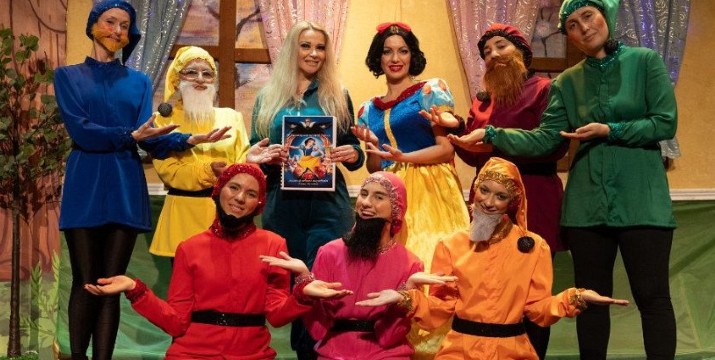 Aπό 7€ Η Παιδική Ανατρεπτική Μαγευτική Παράσταση της Γιώτας Τζουάνη «Η Χιονάτη και οι 7 Νάνοι», στο Θέατρο Αυλαία στο Πασαλιμάνι.